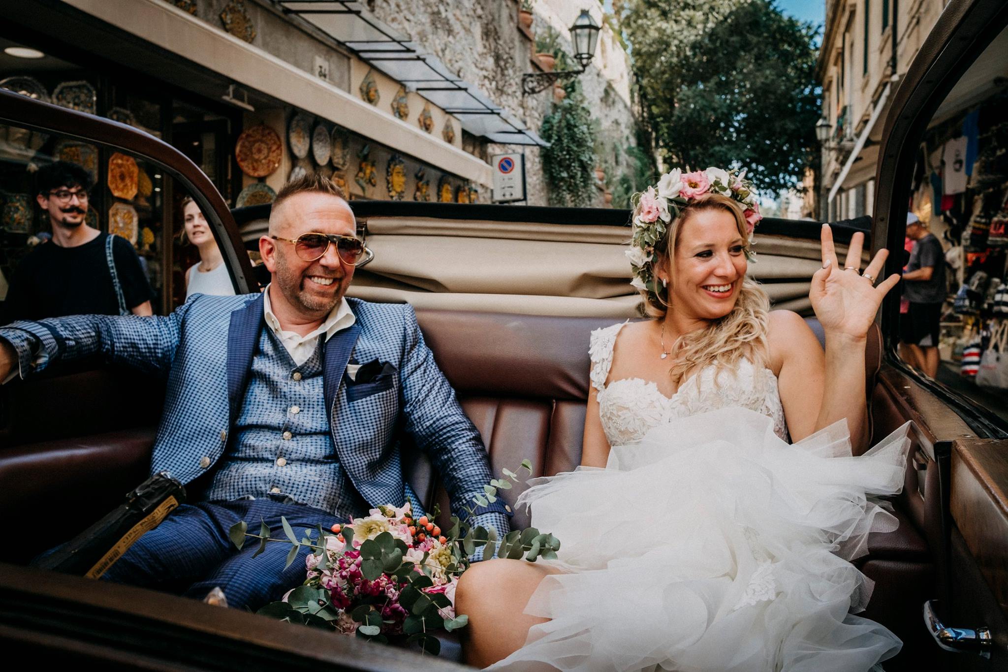 Bruidspaar in trouwauto in Taormina