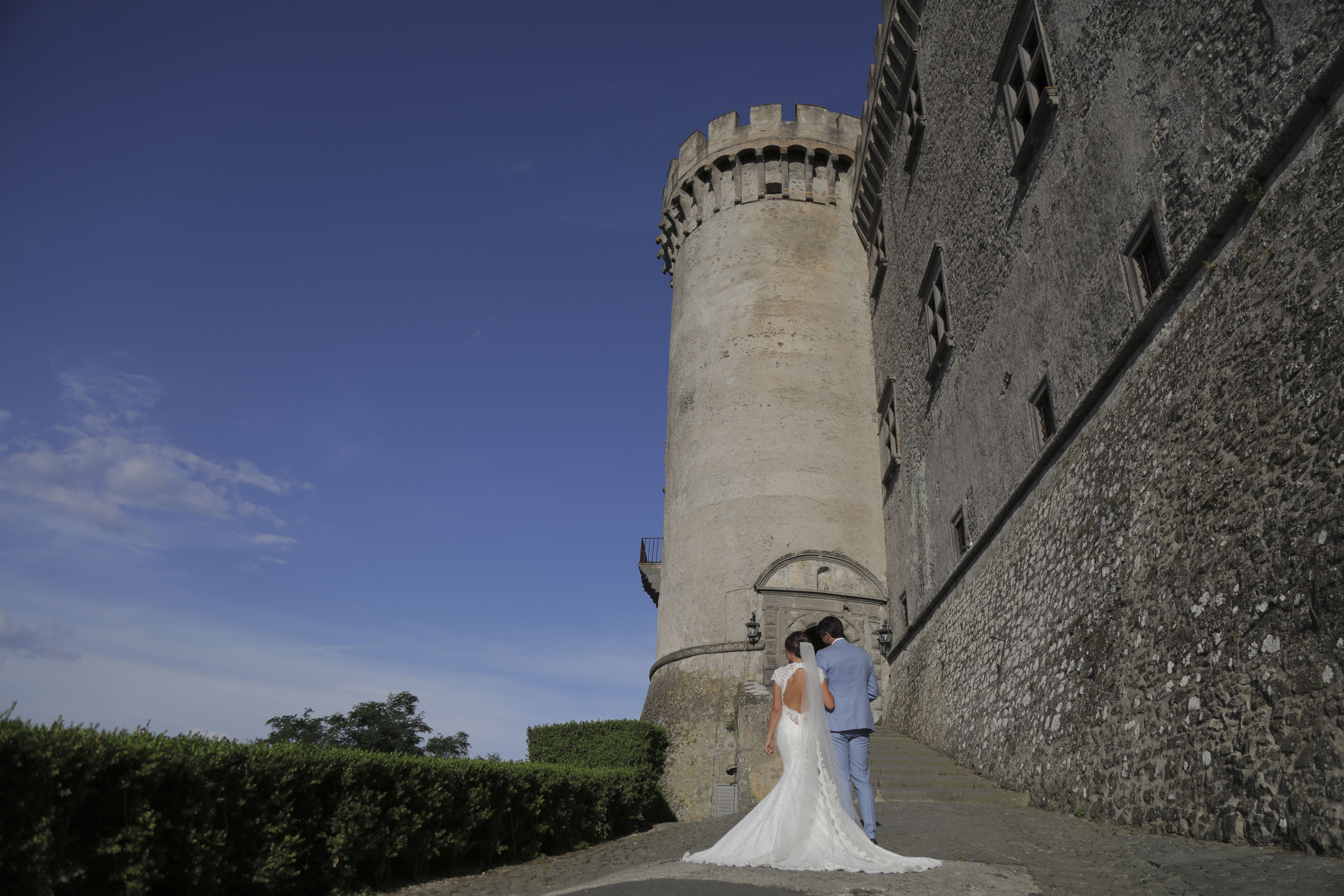 Bruidspaar op de kasteeltrap in Bracciano