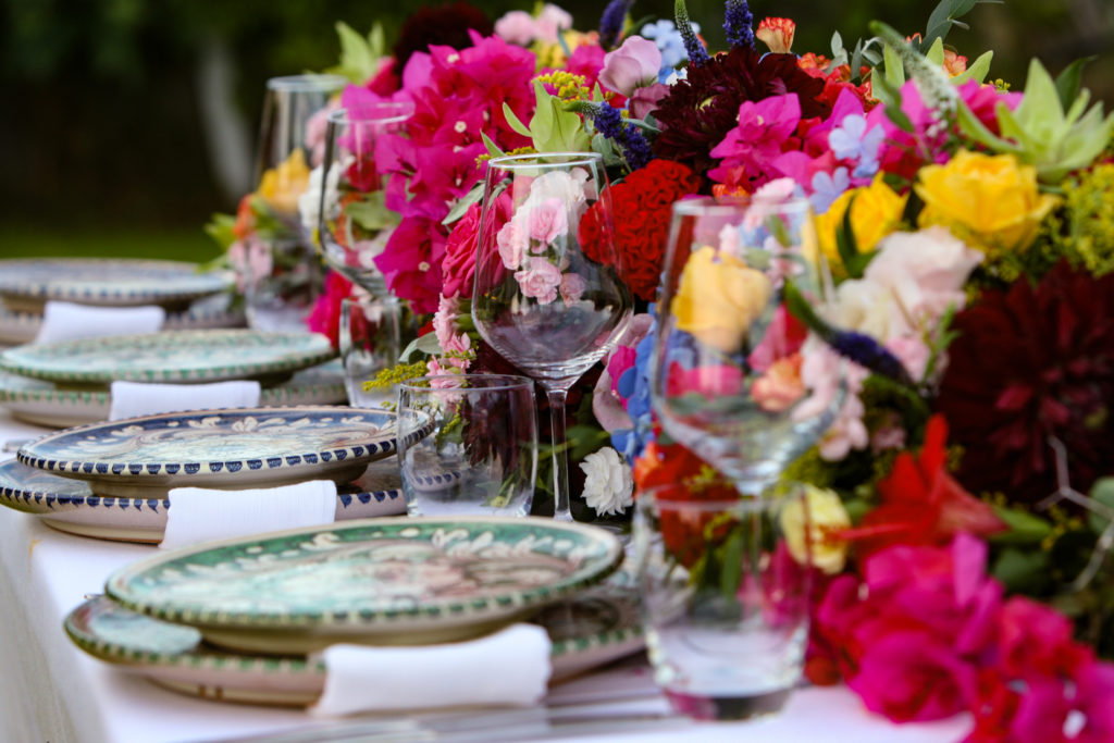 styling dinertafel met karakteristiek Siciliaans porcelein en felle kleuren door Sicily Love Weddings