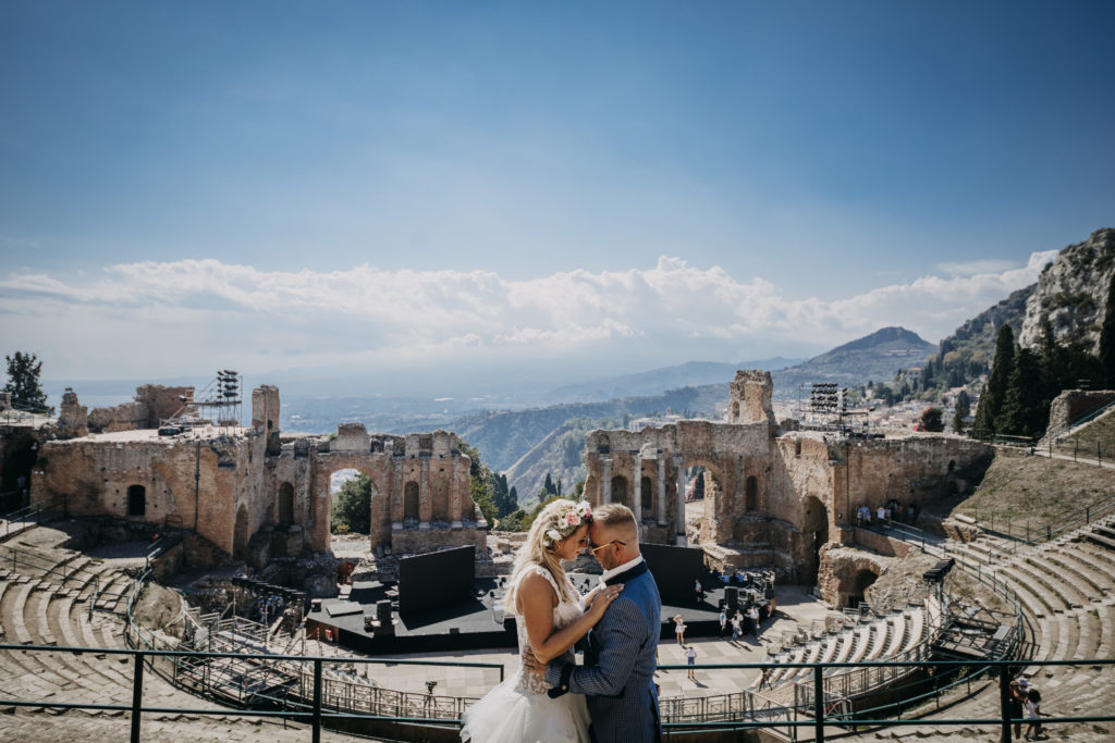 bruidspaar in het Griekse theater in Taormina