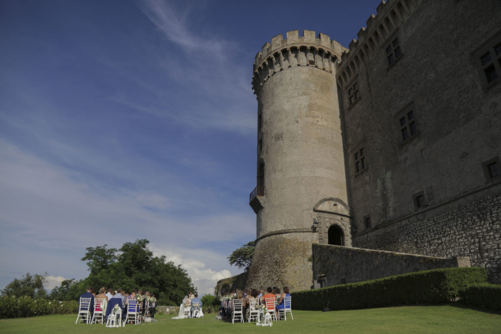 trouwceremonie op grasveld bij kasteel